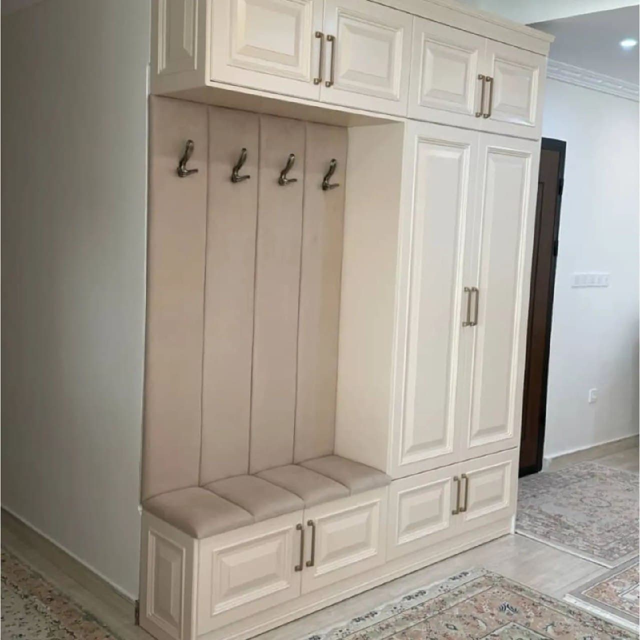 کابینت پلی یورتان با رنگ کرمی و ابزار برجسته به همراه صفحه ی کواراتز