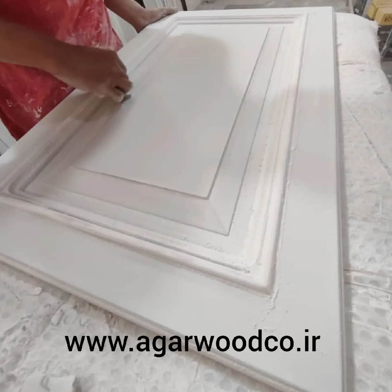 کابینت پلی یورتان با رنگ کرمی و ابزار برجسته به همراه صفحه ی کواراتز