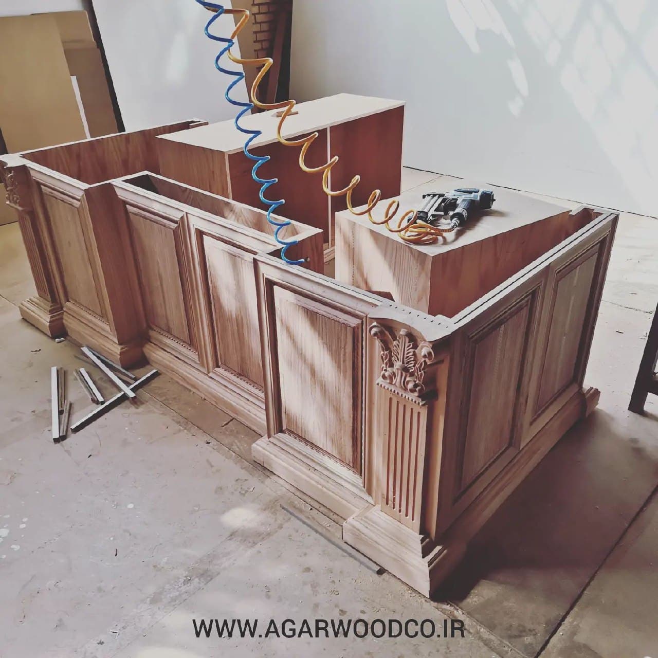 میز مدیریت با متریال mdf و روکش طبیعی چوب بلوط و چوب راش گرجی به همراه چرم