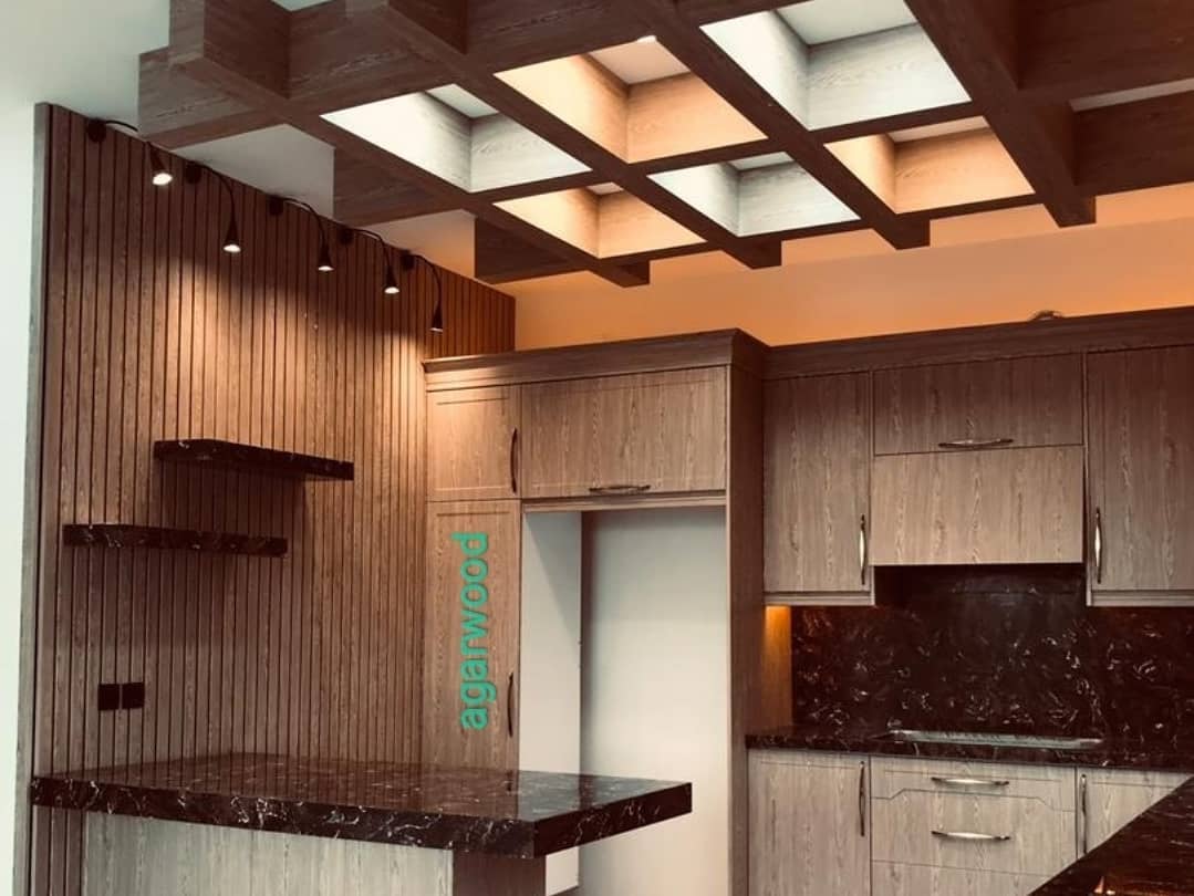 کابینت آشپزخانه ممبران نئو کلاسیک با روکش ملچ آفریقایی و سنگ کورین ابر و باد