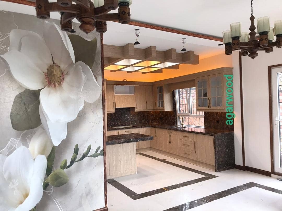 کابینت آشپزخانه ممبران نئو کلاسیک با روکش ملچ آفریقایی و سنگ کورین ابر و باد