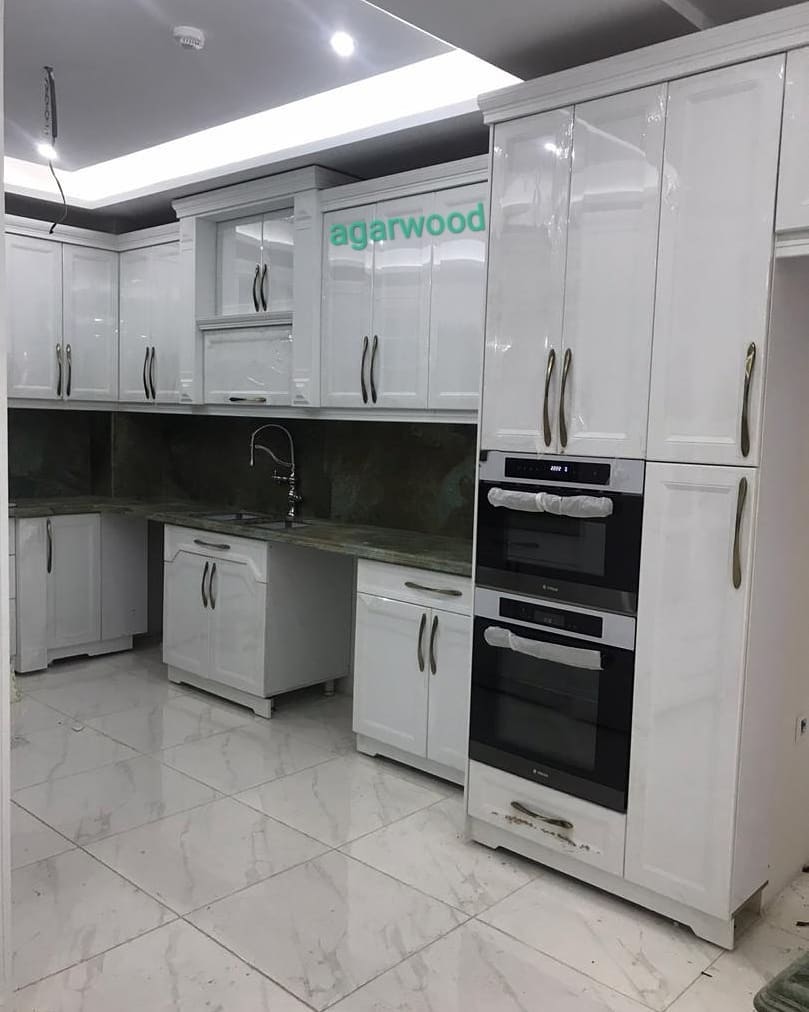 کابینت ممبران کلاسیک سفید با صفحه ی سنگی