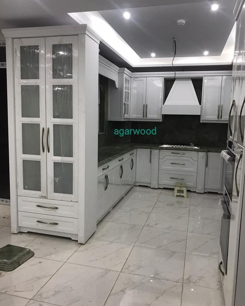 کابینت ممبران کلاسیک سفید با صفحه ی سنگی