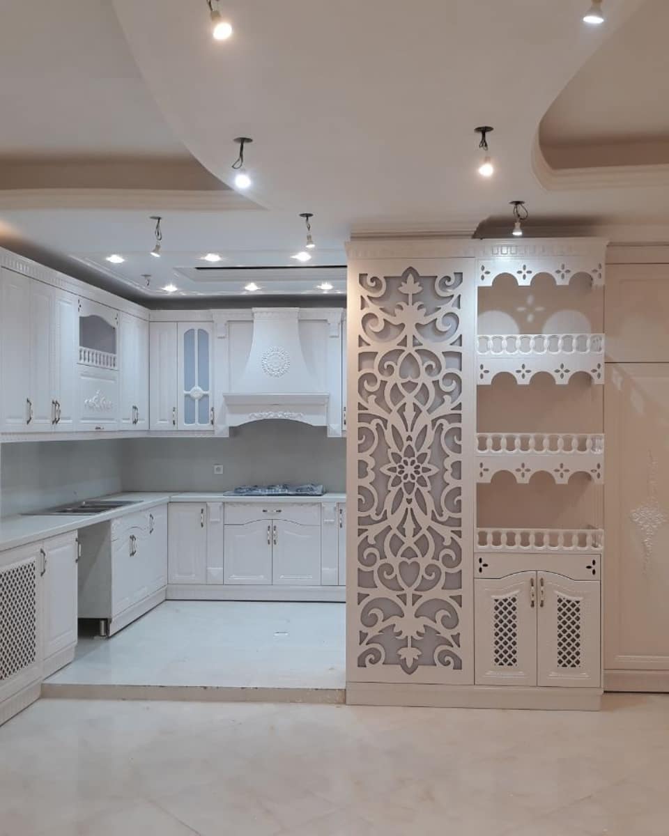 کابینت کلاسیک با روکش سفید طلایی به همراه دیتیل