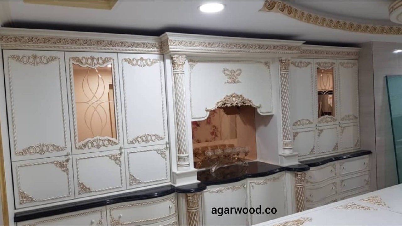 کابینت رنگ پلی یورتان و پتینه های طلایی به همراه منبت کاری